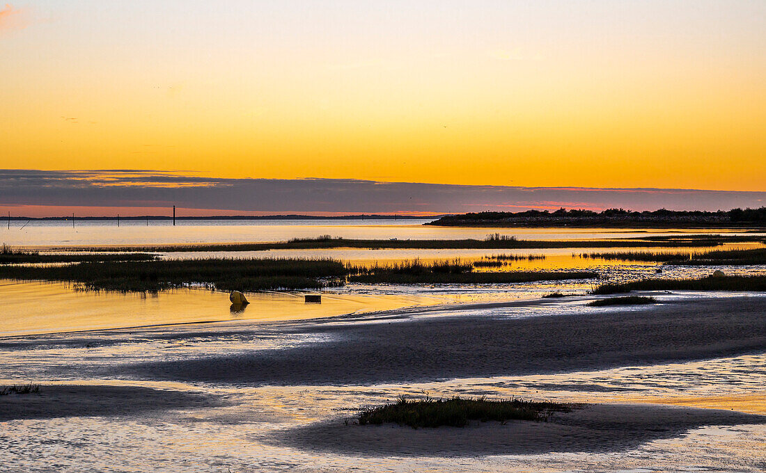 Frankreich,Arcachon-Bucht (Bassin d'Arcachon),Audenge,Sonnenuntergang über dem Meer