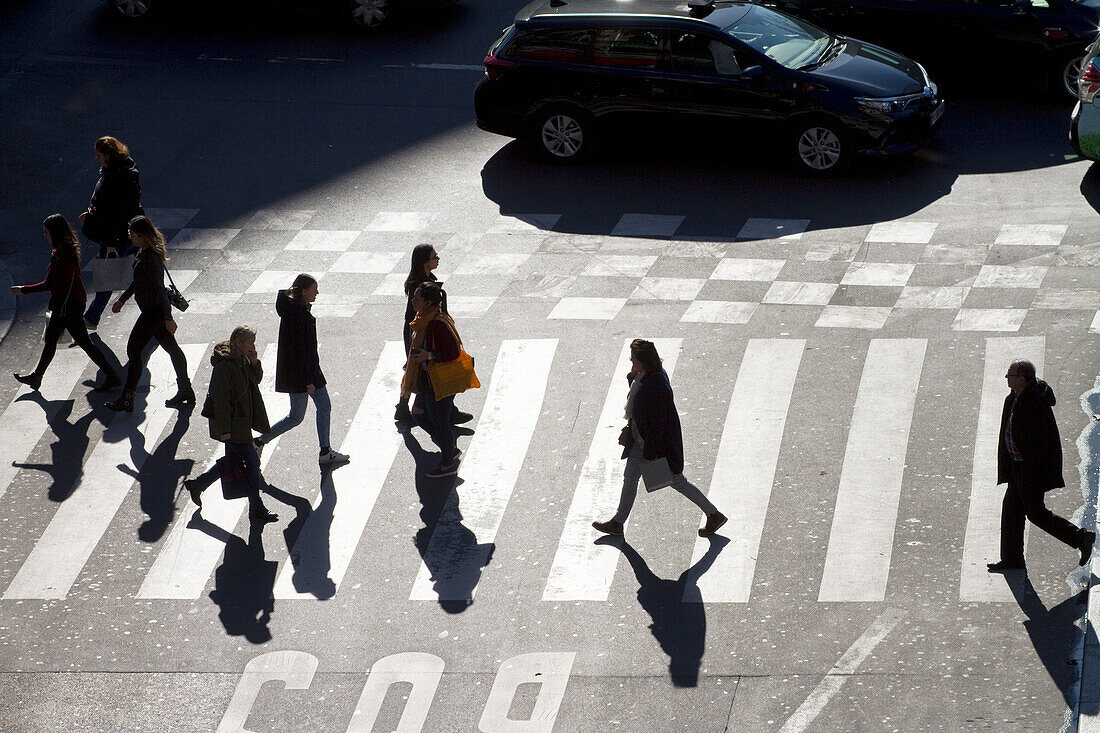 France,Paris,75,9th arrondissement,haussmanian boulevard pedestrians croosing the road,in iwnter