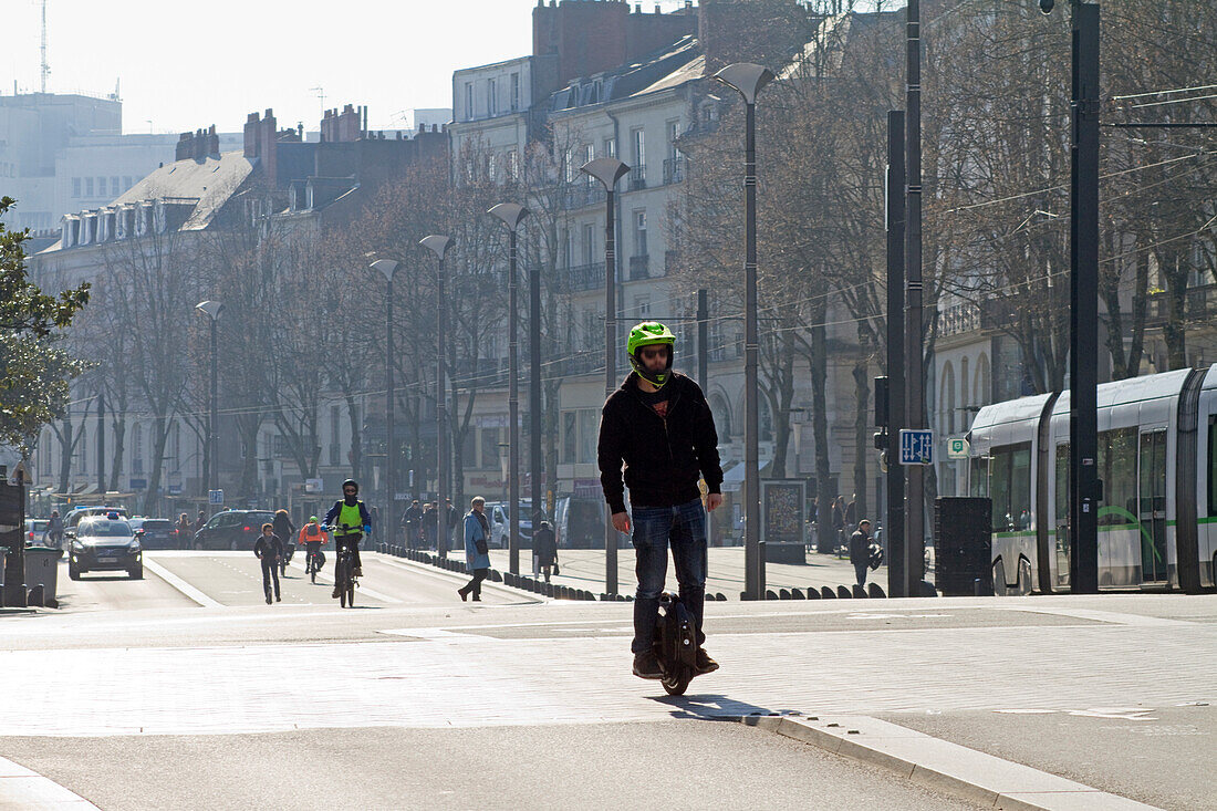 Frankreich,Nantes,44,Cours des 50 Otages,ein Mann auf einem Segway,Winter