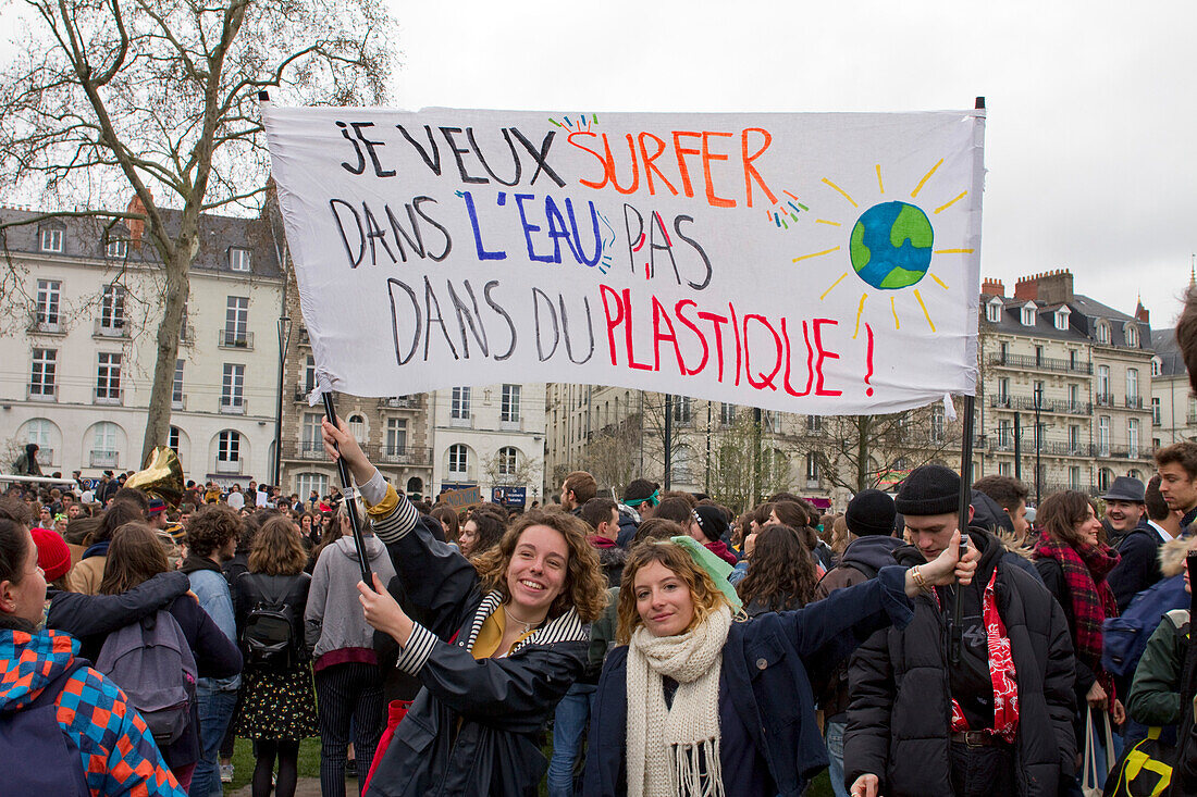 France,Nantes,44,"Marche pour le climat" (Walk for the climate),young French people on the street to protest against the disasters caused by global warming,Saturday 16th,March 2019