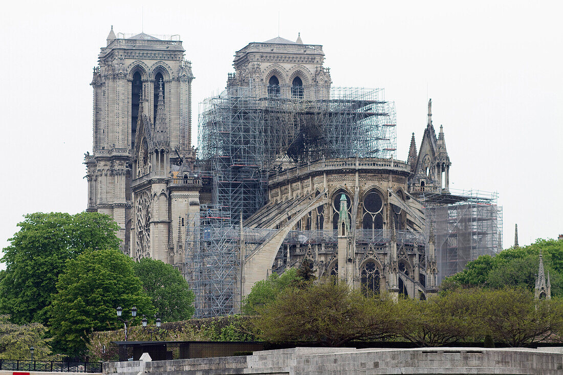 Frankreich,Paris,75,1.Arrondissement,Ile de la Cite,Apsis der Kathedrale Notre-Dame abgebrannt,Gerüst an der Vierung des Querschiffs wo sich die Turmspitze befand,17.April 2019