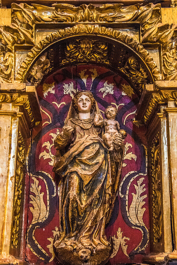 Spanien,Rioja,Briones mittelalterliches Dorf (Schönstes Dorf Spaniens),Kirche Nuestra Senora de Asumpcion,Details des Altaraufsatzes mit einer Madonna mit Kind (Jakobsweg)
