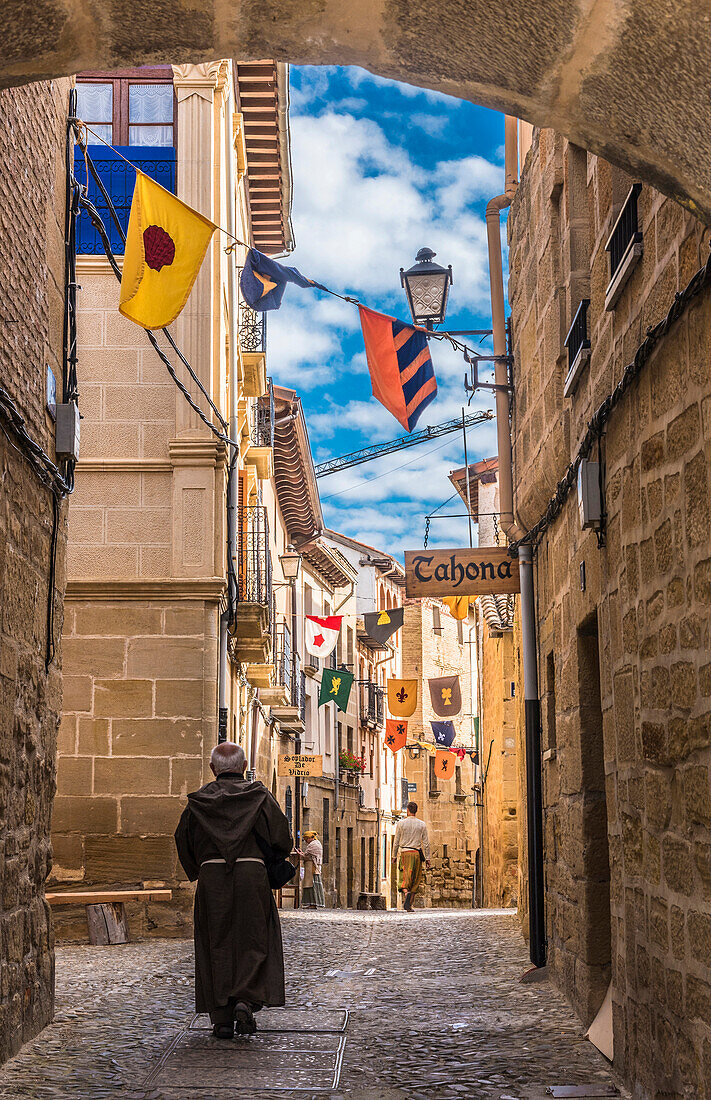 Spanien,Rioja,Mittelalterliche Tage von Briones (Fest von nationalem touristischem Interesse),Mönch in einer Straße (Jakobsweg)