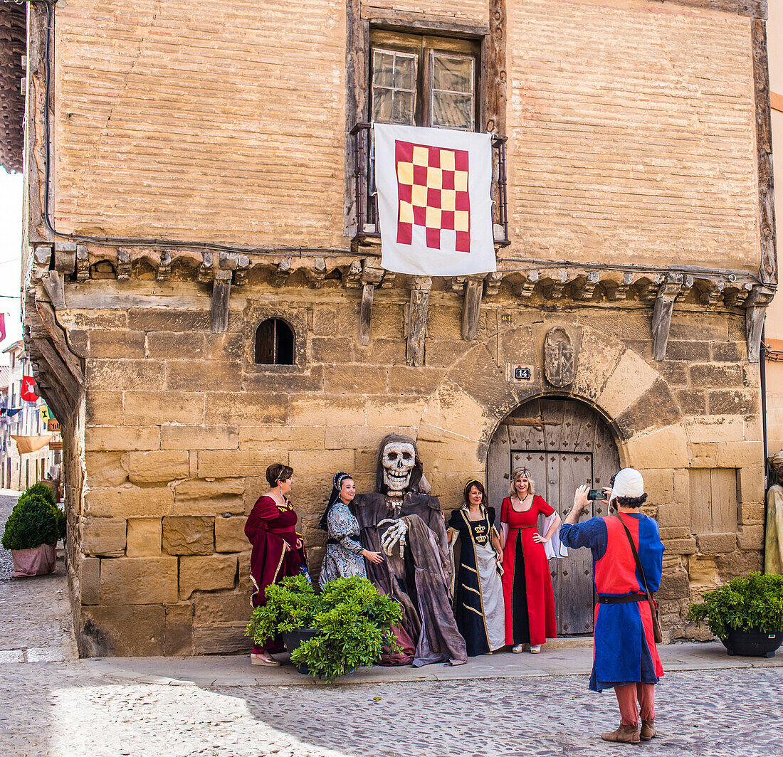 Spanien,Rioja,Mittelalterliche Tage von Briones (Festival von nationalem touristischem Interesse),Verkleidete Teilnehmer vor einem mittelalterlichen Haus