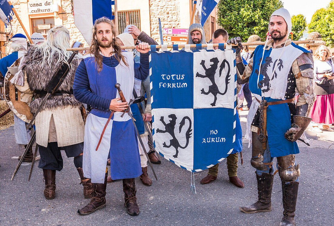 Spanien,Rioja,Mittelalterliche Tage von Briones (Festival von nationalem touristischem Interesse),als Ritter verkleidete Teilnehmer