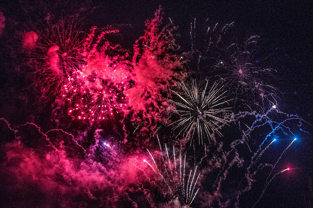 Frankreich,Gironde,Saint Emilion,Feierlichkeiten zum 20. Jahrestag der Eintragung in die UNESCO-Welterbeliste,Pyrotechnik-Show über dem Tour du Roy