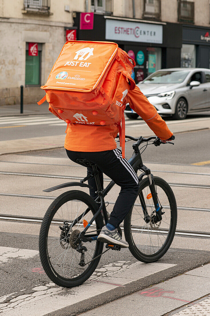 Frankreich,Nantes,44,Essenslieferant mit dem Fahrrad, Just Eats, Mai 2021.