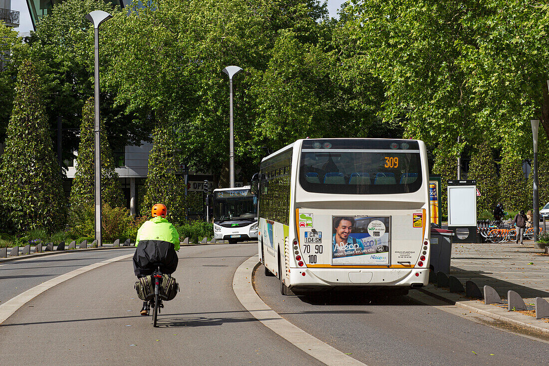 Frankreich,Nantes,44,Cours des 50 Otages,Radfahrer und 2 Busse,Mai 2021.