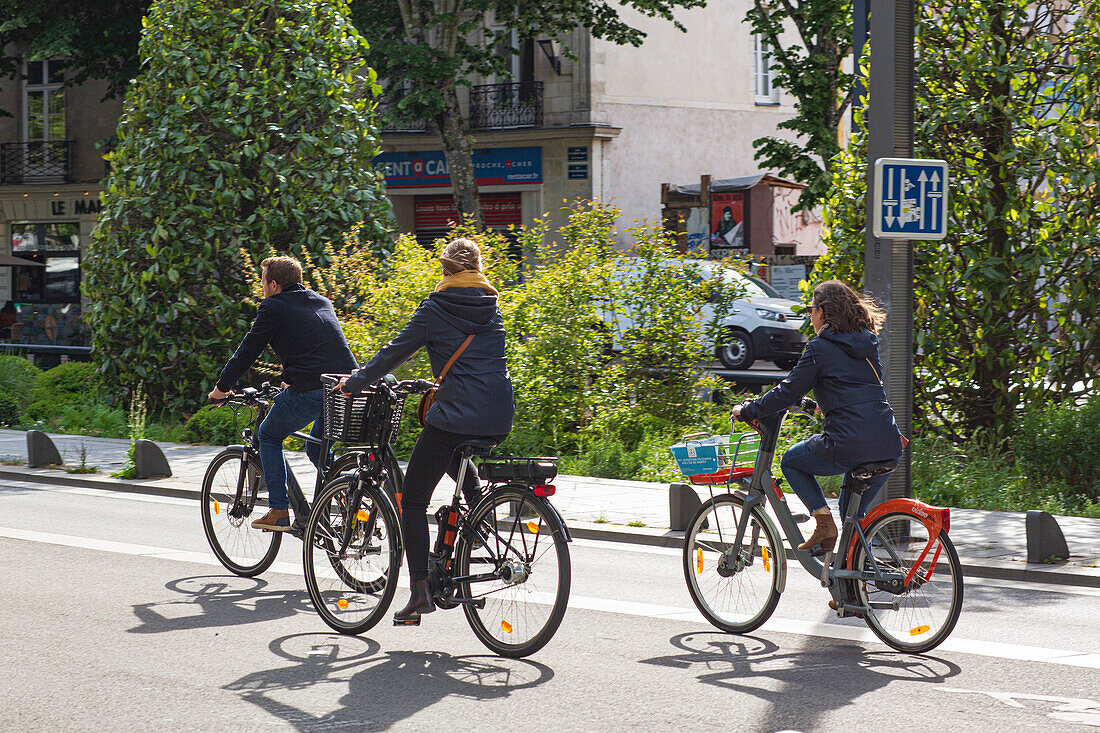 Frankreich,Nantes,44,Cours des 50 Otages,3 Radfahrer,Mai 2021.