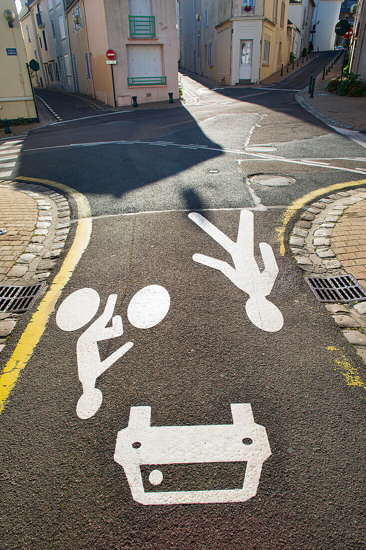 France,Les Sables d'Olonne,85,pictogrammes sur la voirie symbolisant le partage de la rue entre pietons,cyclistes et automobilistes,mai 2021.