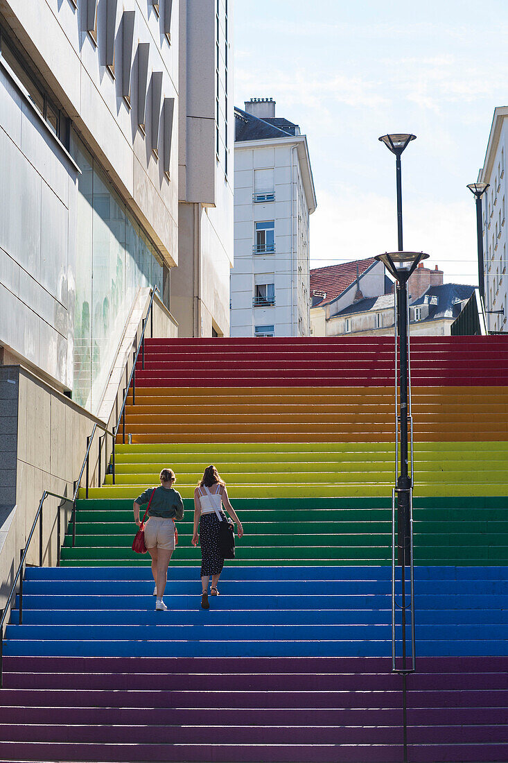 Frankreich,Nantes,44,Treppenhaus in der Rue Beaurepaire,in Regenbogenfarben bemalt,Emblem der LGBT-Bewegung,Juni 2021.