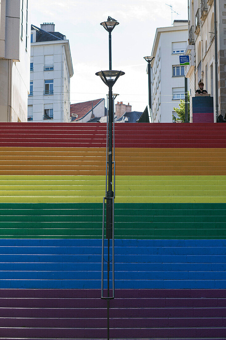 Frankreich,Nantes,44,Treppenhaus in der Rue Beaurepaire,in Regenbogenfarben bemalt,Emblem der LGBT-Bewegung,Juni 2021.