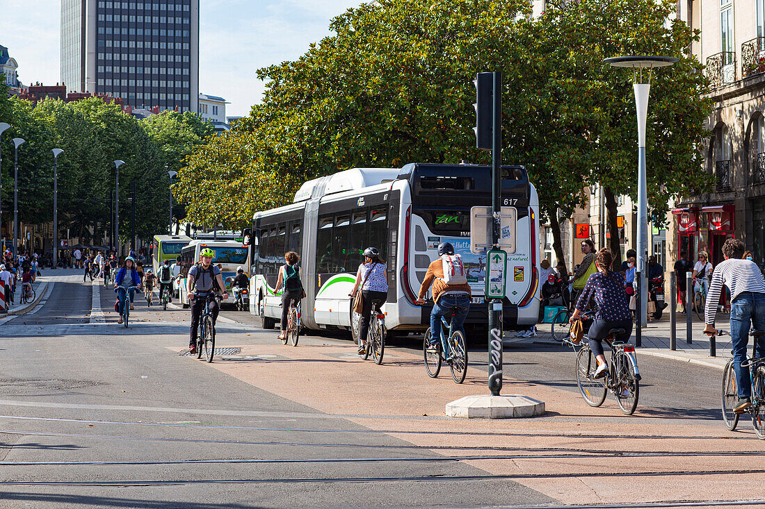 France,Nantes,44,Cours des 50 Otages,bicycle traffic,June 2021.