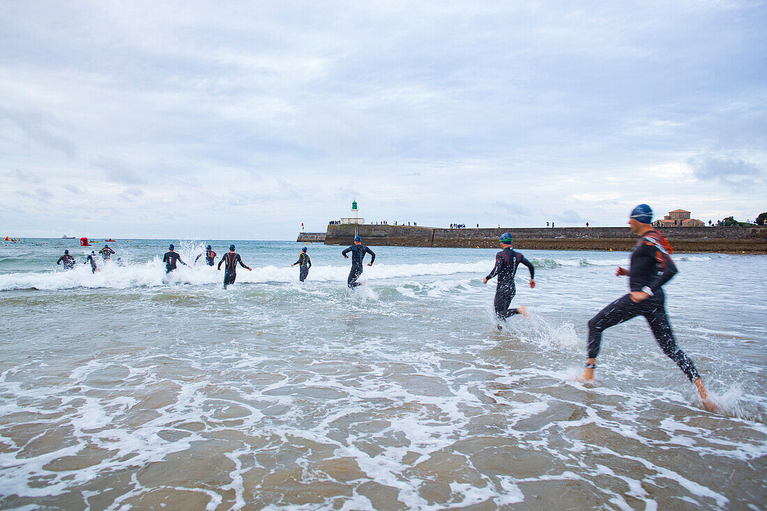 Frankreich,Les Sables d'Olonne,85,beim Start der 3. Auflage des Ironman auf dem Grande Plage,Sonntag 4. Juli 2021