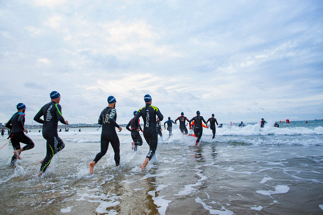 Frankreich,Les Sables d'Olonne,85,beim Start der 3. Auflage des Ironman auf dem Grande Plage,Sonntag 4. Juli 2021