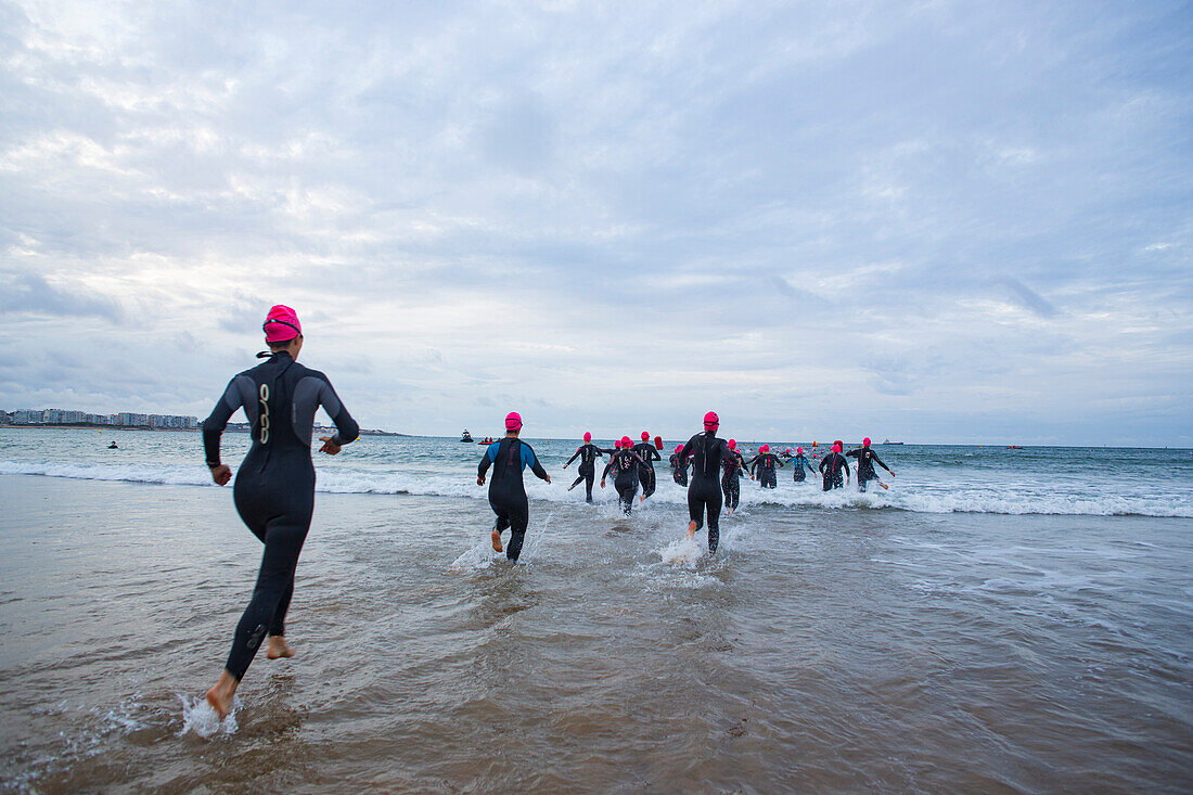 Frankreich,Les Sables d'Olonne,85,beim Start der 3. Auflage des Ironman auf dem Grande Plage,Sonntag 4. Juli 2021