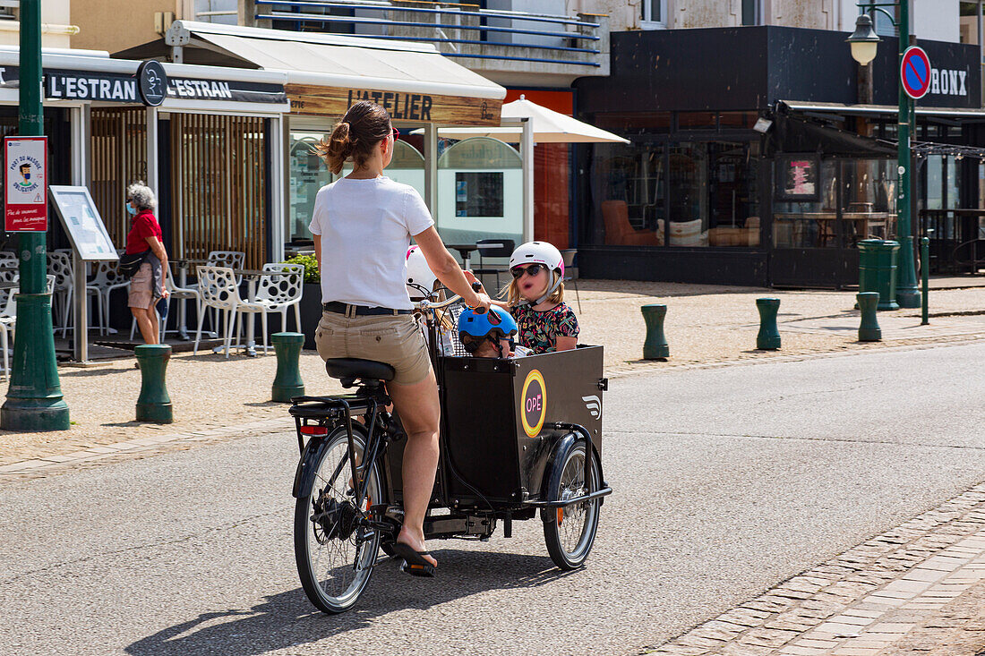 France,Les Sables d'Olonne,85,Quai E. Garnier,children on cargo bikes,May 2021.