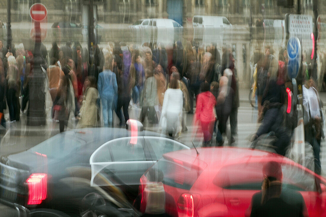 France,Paris,75,4th arrondissement,Quai de l'Hotel de Ville,pedestrians crossing the street