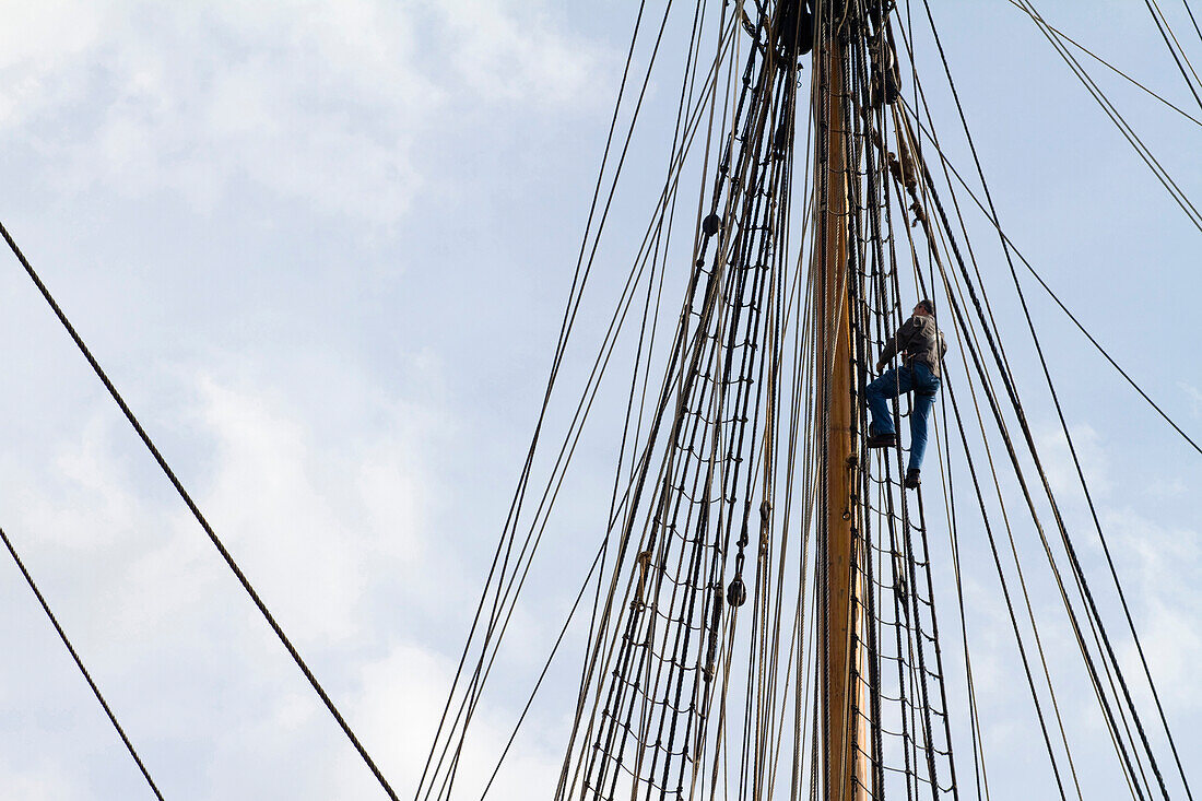 Frankreich,Nantes,44,Mann klettert auf die Takelage der Hermione,Fregatte der La Fayette