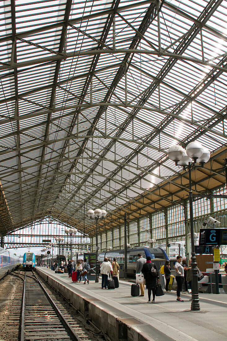 Frankreich,Tours,37,Menschen, die unter dem Glasdach auf ihren Zug warten