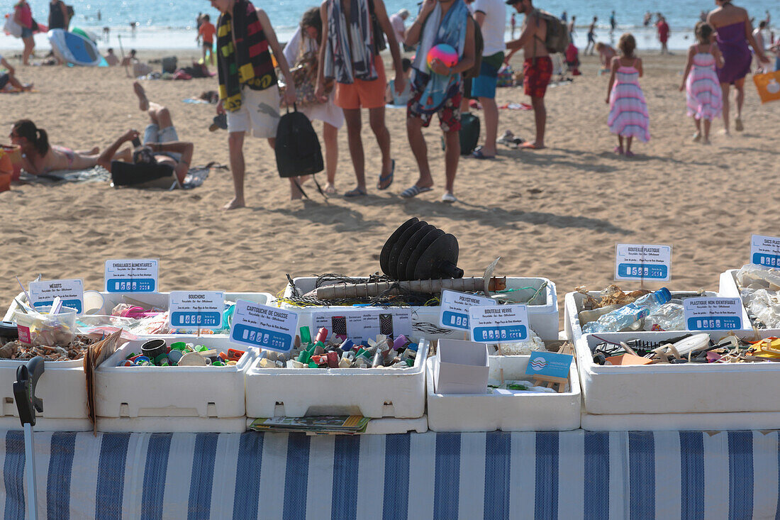 Frankreich,Saint Michel-Chef-Chef,44,Müllsammlung am Strand von Tharon,organisiert von den Vereinen Hirondelle (Pornic) und Conscience (St Michel-Chef-Chef) am 25.08.2019