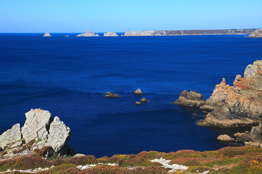 Frankreich,Bretagne,Departement Finistere (29),Halbinsel Crozon,Crozon, Pointe de Dinan,im Hintergrund Pointe de Pen Hir und der Tas de Pois