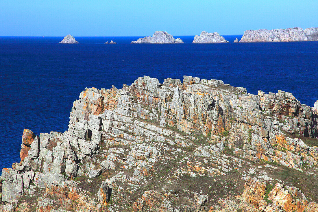 Frankreich,Bretagne,Departement Finistere (29),Halbinsel Crozon,Crozon, Pointe de Dinan,im Hintergrund Pointe de Pen Hir und der Tas de Pois