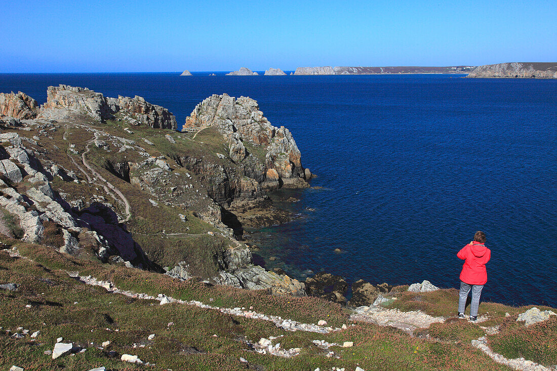 France,Brittany,Finistere department (29),Crozon peninsula,Crozon, pointe of Dinan,in the background Pointe of Pen Hir and the Tas de Pois