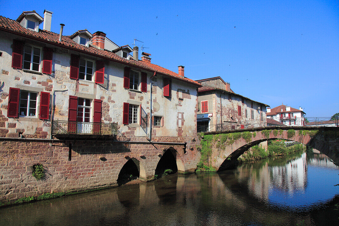 France,Nouvelle Aquitaine,Pyrenees atlantiques (64),Pays basque,basse navarre,Saint Jean Pied de Port,old bridge and Nive river