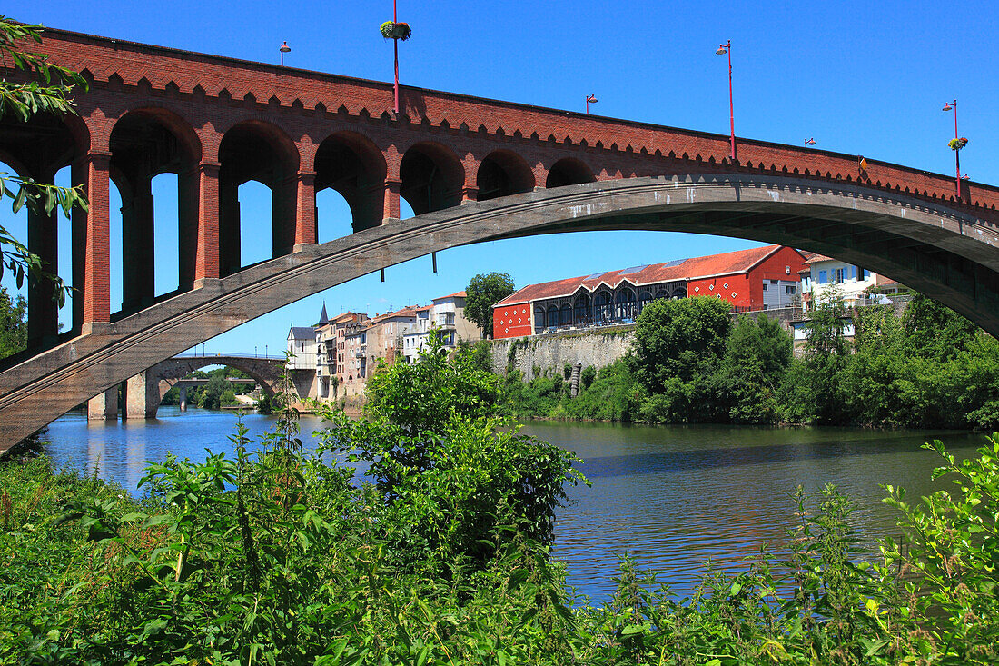 France,Nouvelle Aquitaine,Lot et Garonne department (47),Villeneuve sur Lot,the new bridge and Lot river