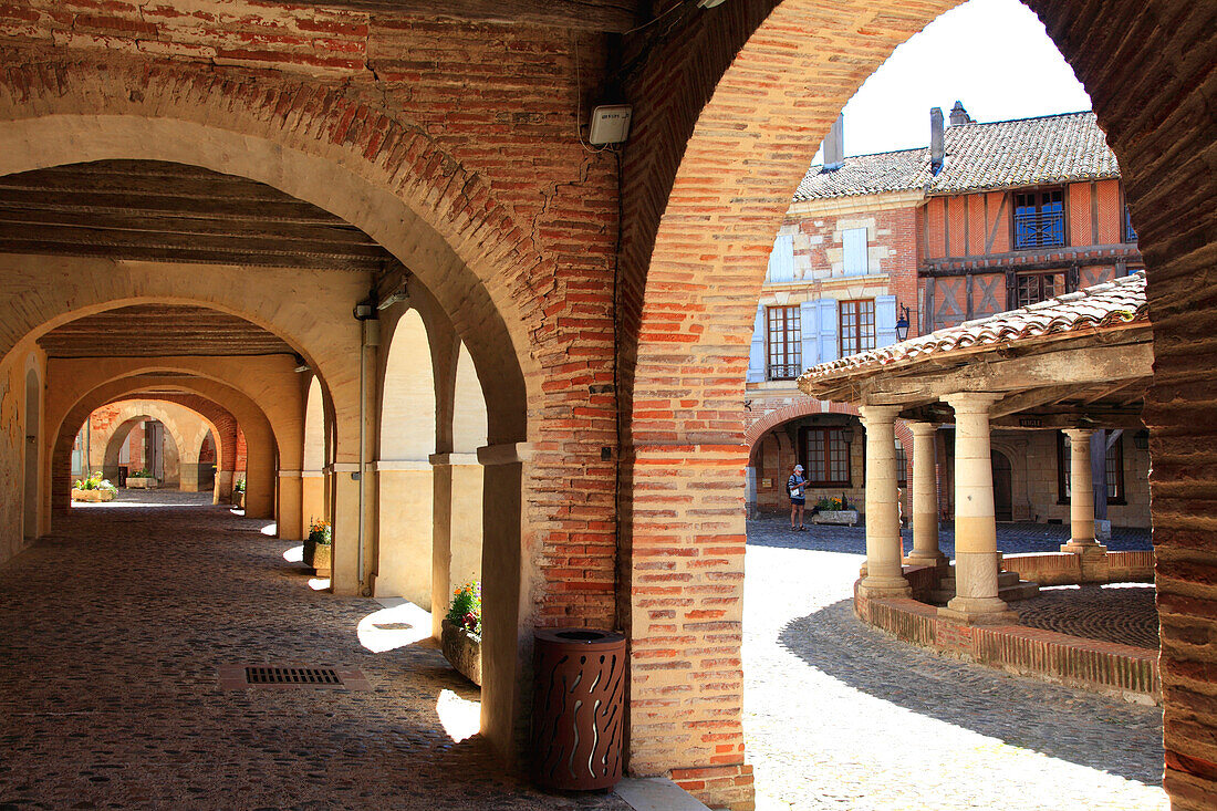 Frankreich,Okzitanien,Tarn et Garonne department (82),Auvillar,der Kornmarkt,Arkadenplatz