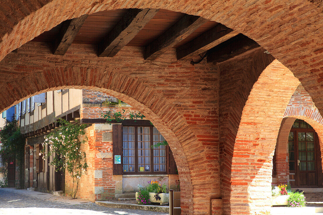 Frankreich,Okzitanien,Tarn et Garonne department (82),Auvillar,arcade square