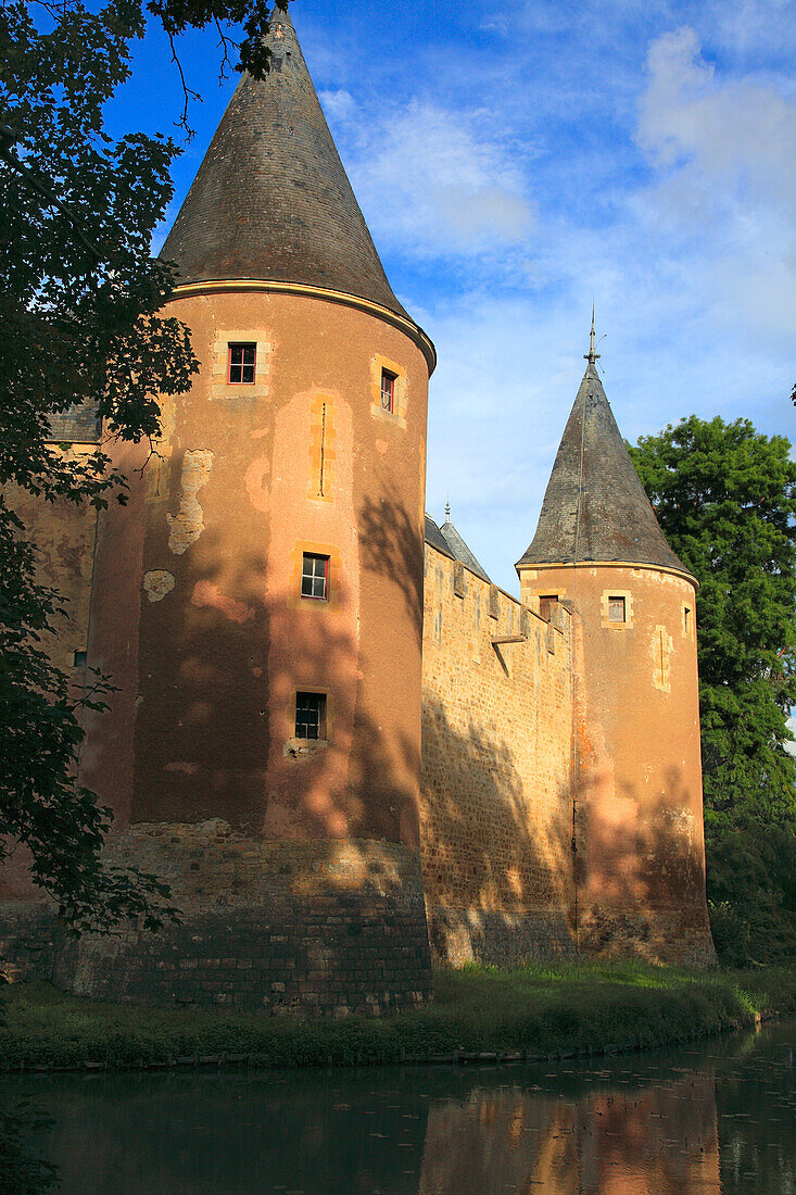 Frankreich,Centre Val de Loire,Cher department,Ainay le Vieil castle (Burg)