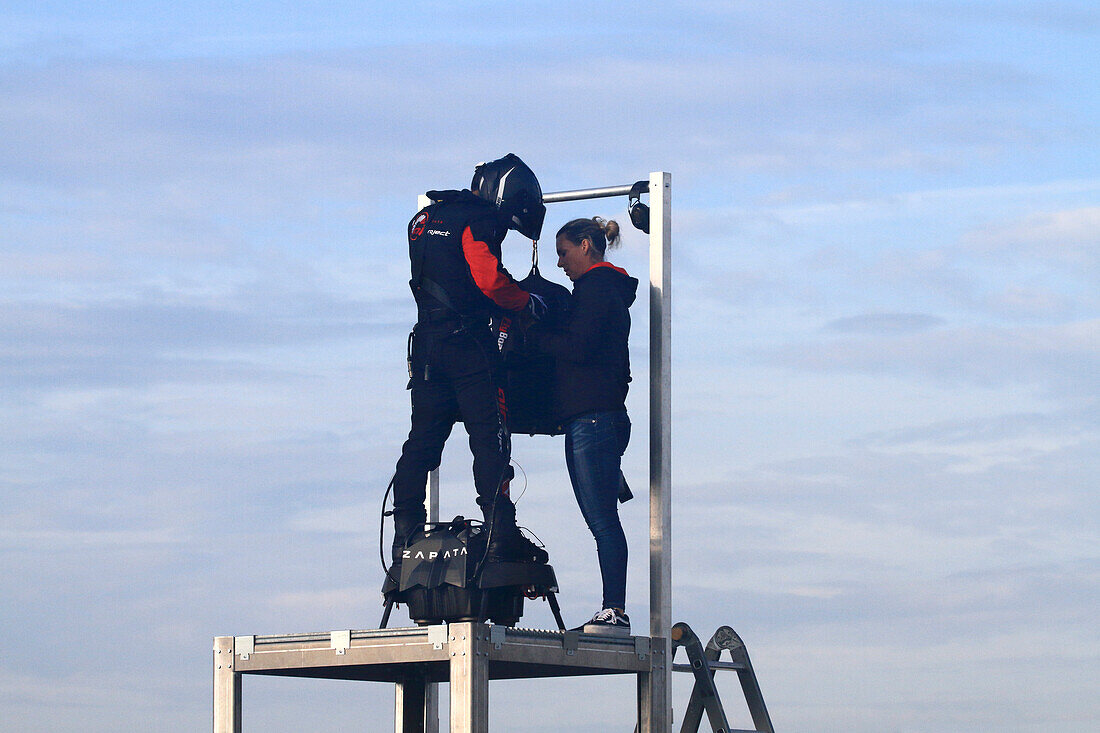 Erfolgreiche Überquerung des Ärmelkanals am 04.08.2019 durch Franky Zapata, den Mann, der mit seinem Flyboard fliegt. Mit Chrystel Zapata