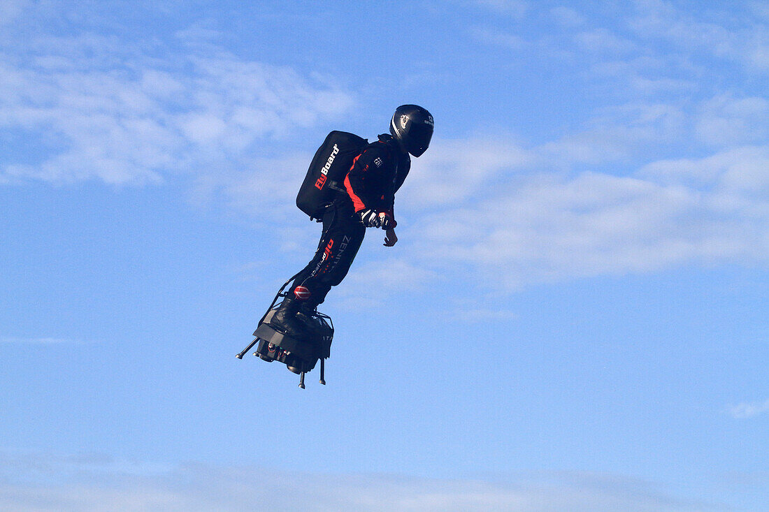 Erfolgreiche Überquerung des Ärmelkanals am 04.08.2019 durch Franky Zapata, den Mann, der mit seinem Flyboard fliegt. Mit Chrystel Zapata