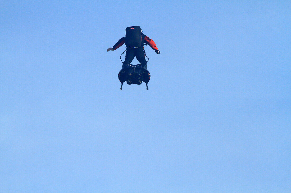 Departure of the crossing of the Channel successful on 04/08/2019 by Franky Zapata,the man flying with his Flyboard