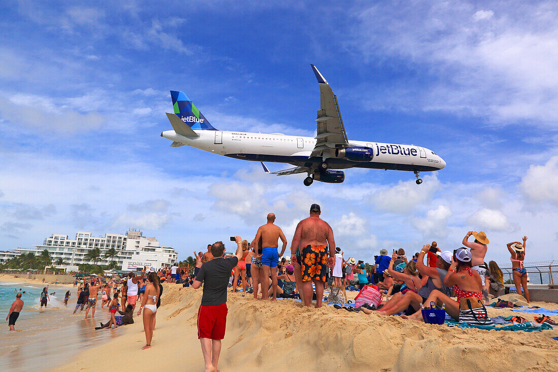 Karibik,Sint Maarten,Flugzeug landet auf Maho Bay Flughafen Karibik