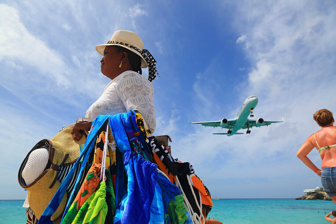 Karibik,Sint Maarten,Flugzeug landet auf Maho Bay Flughafen Karibik