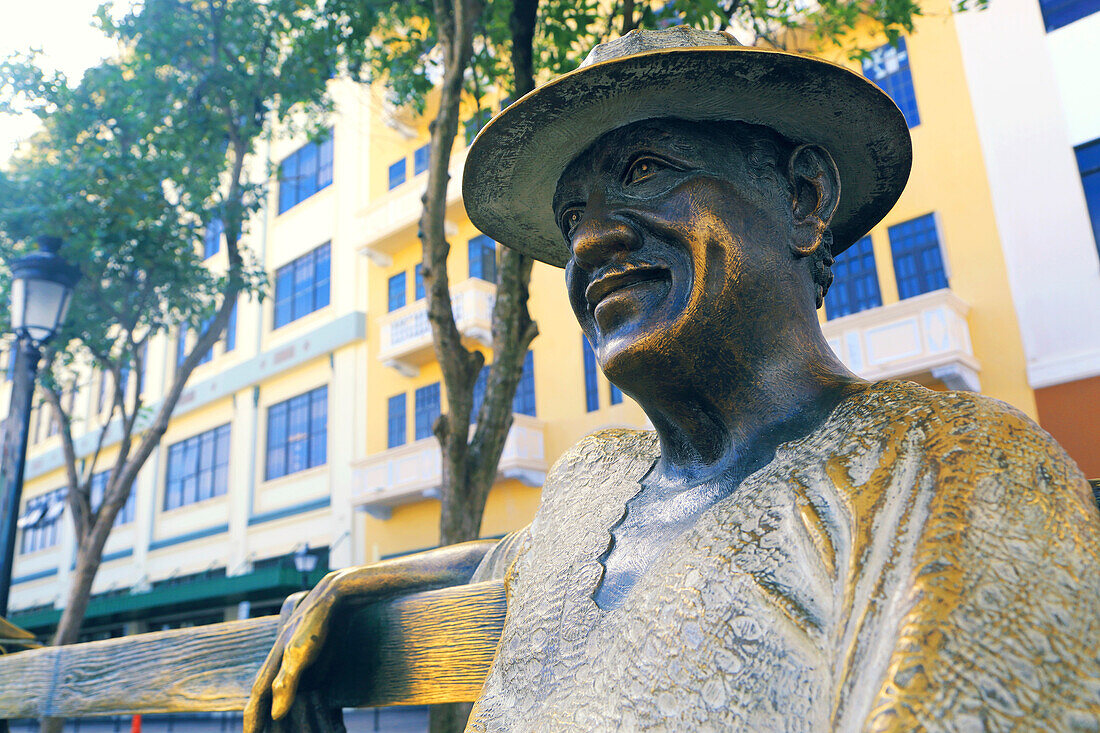 Usa,Puerto Rico,San Juan. Statue des Puerto Ricanischen Komponisten Catalino „Tite“ Curet Alonso in der Plaza de Armas.