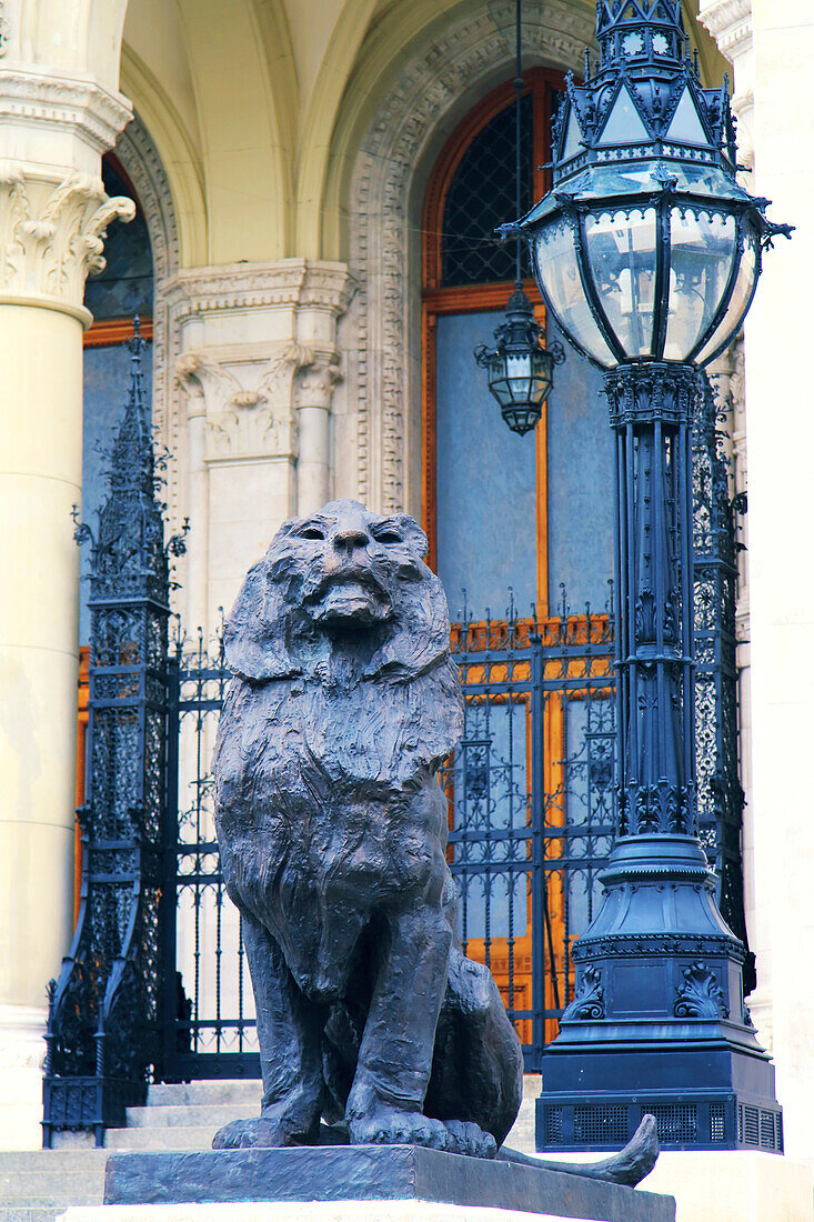 Europa,Hungary,Budapest. Löwenstatue vor dem Parlamentsgebäude