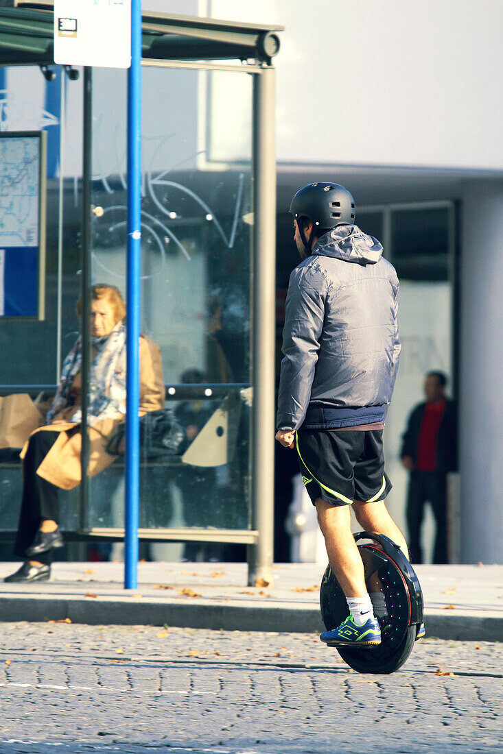 Self-balancing unicycle