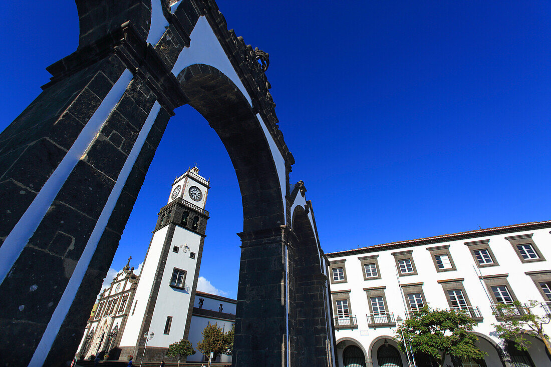 Insel Sao Miguel, Azoren, Portugal. Ponta Delgada. Stadttore und Matriz-Kirche