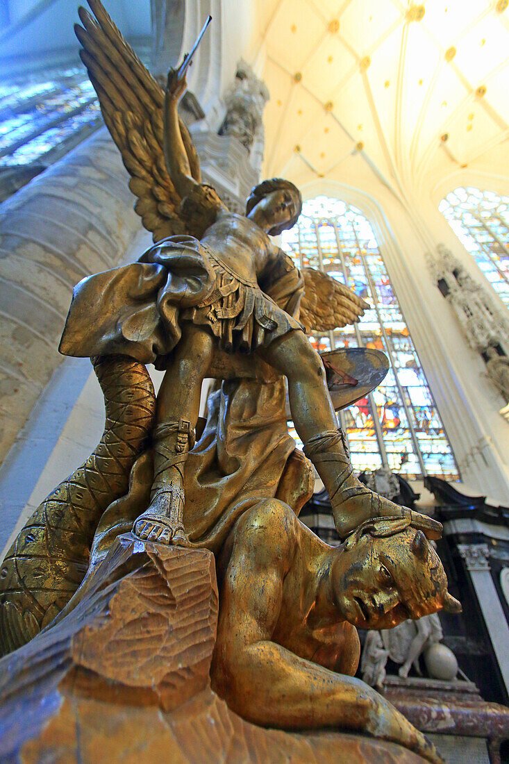 Europa,Belgien,Brüssel. Kathedrale Saint-Michel und Gudule. St. Michel Statue