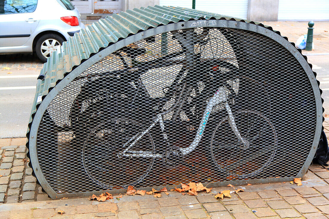 Brüssel. Fahrradparken auf dem Bürgersteig.