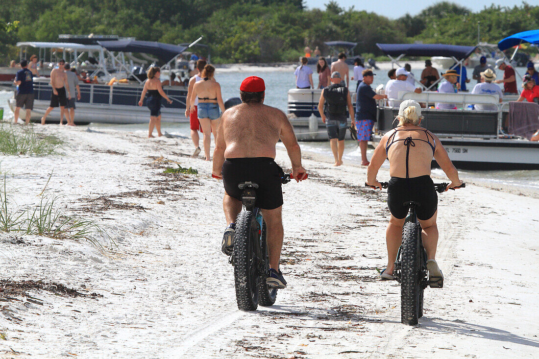 Usa, Florida. Lee County. Fort Myers Strand. Big Carlos Pass. Fette Fahrräder