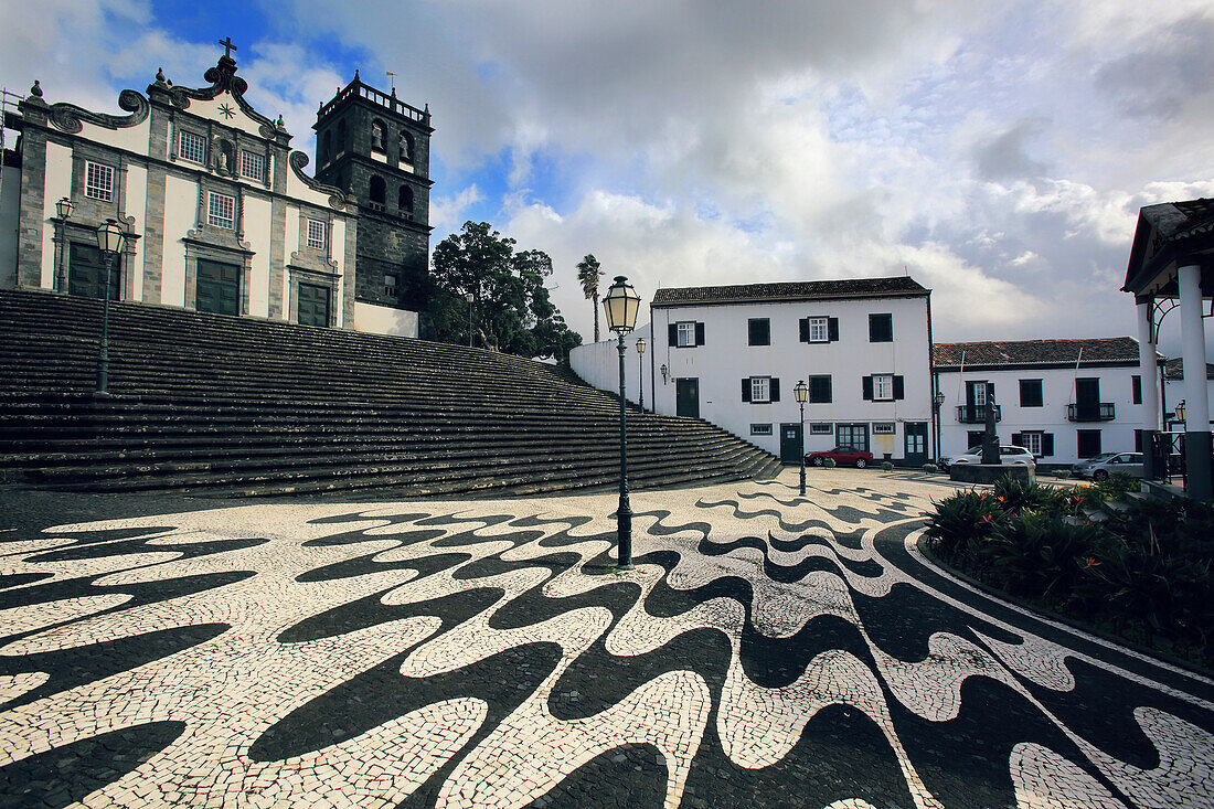 Insel Sao Miguel, Azoren, Portugal. Ribeira Grande. calcada portuguesa. Igreja Matriz de Nossa Senhora da Estrela