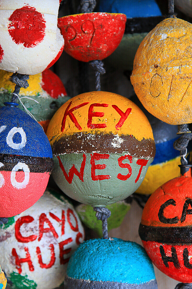 USA, Florida. Key West. Bunte Fischerboote in einem Geschäft