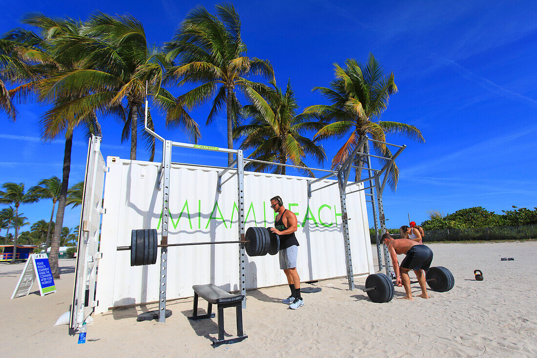 Usa,Floride,Miami. South Beach. Ocean Drive,Miami Beach,Sport on the beach