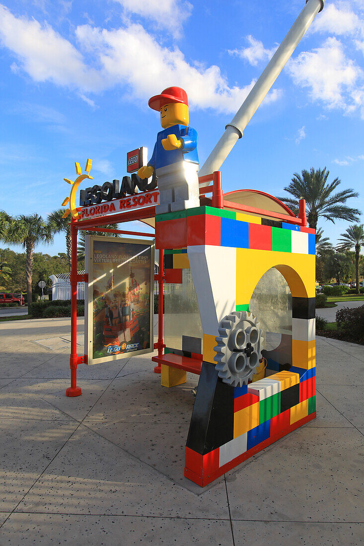 USA, Floride, Orlando. Bushaltestelle zum Legoland Orlando Resort