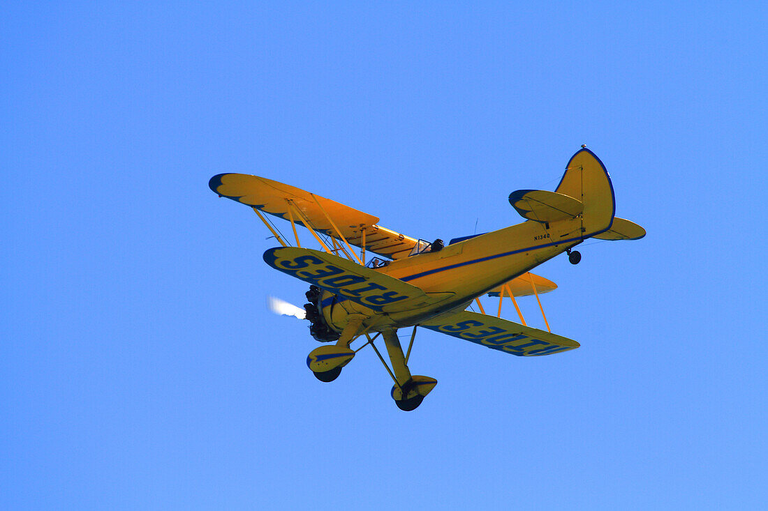 Doppeldecker in einem blauen Himmel